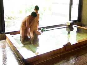 混浴で一人になった熟女を狙え　総集編　8時間　サンプル画像17